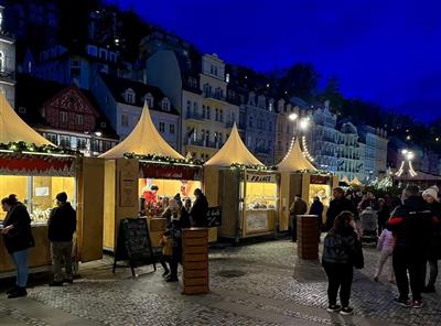 KARLOVY VARY lázeňský advent - vánoční trh - advent - Karlovy Vary
(zdroj: https://kvcity.cz/vanocni-trhy-karlovy-vary)