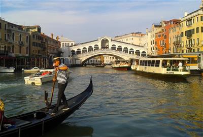 BENÁTKY karnevalové veselí na Valentýna - Benátky v karnevalu - Ponte di Rialto - Itálie - poznávací zájezd