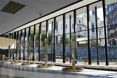 KARLOVY VARY jarní výlet za vřídelní vodou, Becherovkou a kávou Pupp - Vřídelní kolonáda - Karlovy Vary - Česko - Za poznáním; zdroj: www.kvpoint.cz