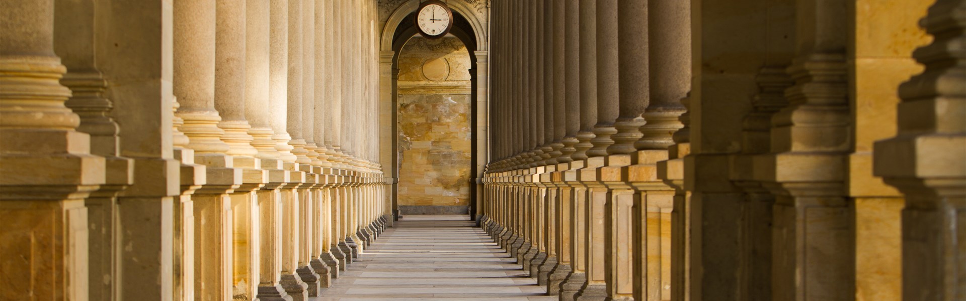 Karlovy Vary za vřídelní vodou, Becherovkou a kávou Pupp
