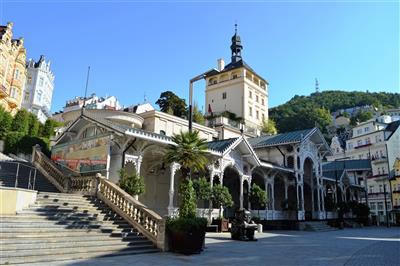 KARLOVY VARY jarní výlet za vřídelní vodou, Becherovkou a kávou Pupp - Tržní kolonáda a Zámecká věž - Karlovy Vary - Česko - Za poznáním; zdroj: www.kvpoint.cz