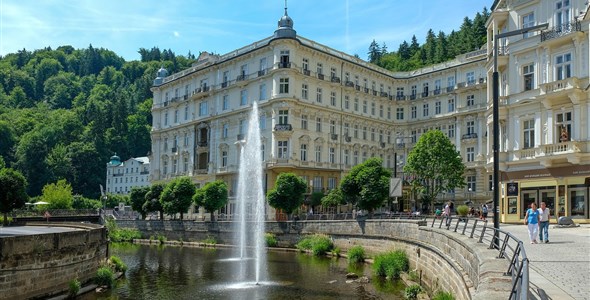 KARLOVY VARY jarní výlet za vřídelní vodou, Becherovkou a kávou Pupp