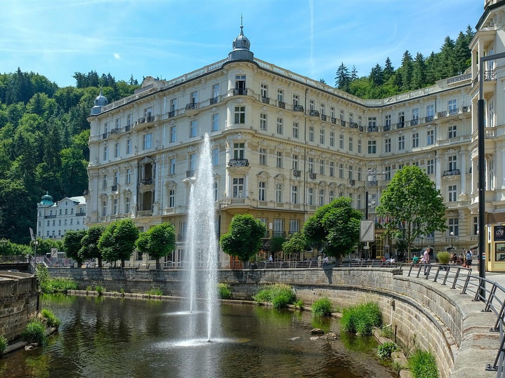 KARLOVY VARY jarní výlet za vřídelní vodou, Becherovkou a kávou Pupp - Grandhotel Pupp - Karlovy Vary - Česko - Za poznáním; zdroj: www.kvpoint.cz