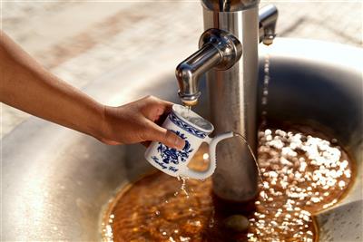 KARLOVY VARY a slavnosti císaře Karla IV. - Pitná kúra - Karlovy Vary - Česko - Za poznáním; zdroj: www.visitczechia.com