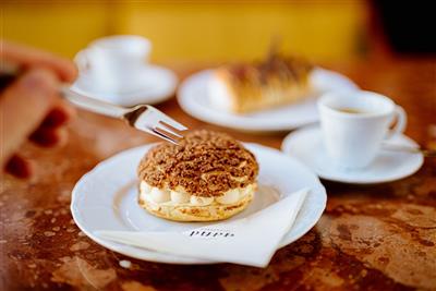 KARLOVY VARY jarní výlet za vřídelní vodou, Becherovkou a kávou Pupp - Café Pupp - Karlovy Vary - Česko - Za poznáním; zdroj: www.visitczechia.com