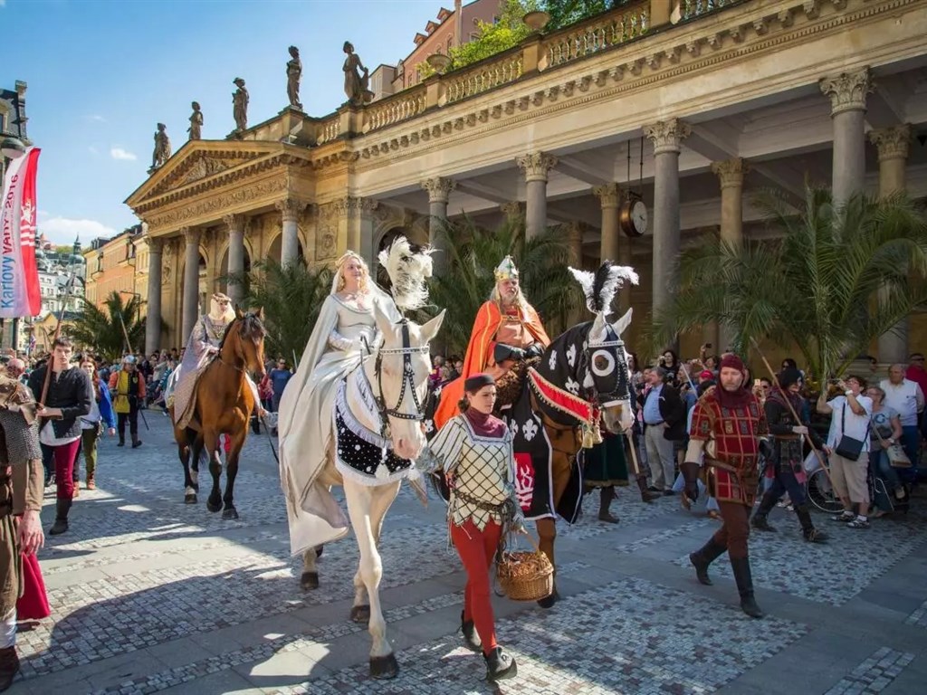 KARLOVY VARY a slavnosti císaře Karla IV. - Průvod Karla IV. u Mlýnské kolonády - Karlovy Vary - Poznávací zájezdy - zdroj: www.kudyznudy.cz