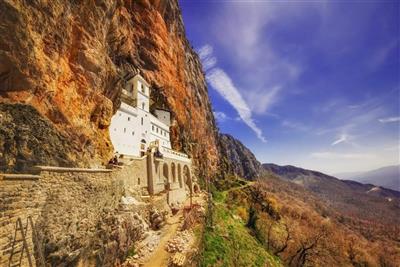 Kouzelná Černá Hora a tajemná Albánie - https://www.visit-montenegro.com/monastery-ostrog/