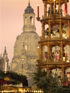 DRÁŽĎANY a Tři oříšky pro Popelku v nákupní neděli - Adventní zájezdy na vánoční trhy (Německo - Drážďany / Dresden) - typické pyramidy v Drážďanech