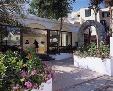 Hibiscus se snídaní - vstup do hotelové recepce -  Hibiscus- moře- termální ostrov Ischia- Itálie