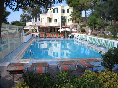 Hibiscus se snídaní - prostorný venkovní bazén - Hibiscus- moře- termální ostrov Ischia- Itálie