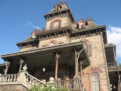 DISNEYLAND a Paříž o velikonocích - Phantom Manor, Fantomovo panství je domovem 999 duchů a Mrtvé nevěsty - Disneyland - Francie
